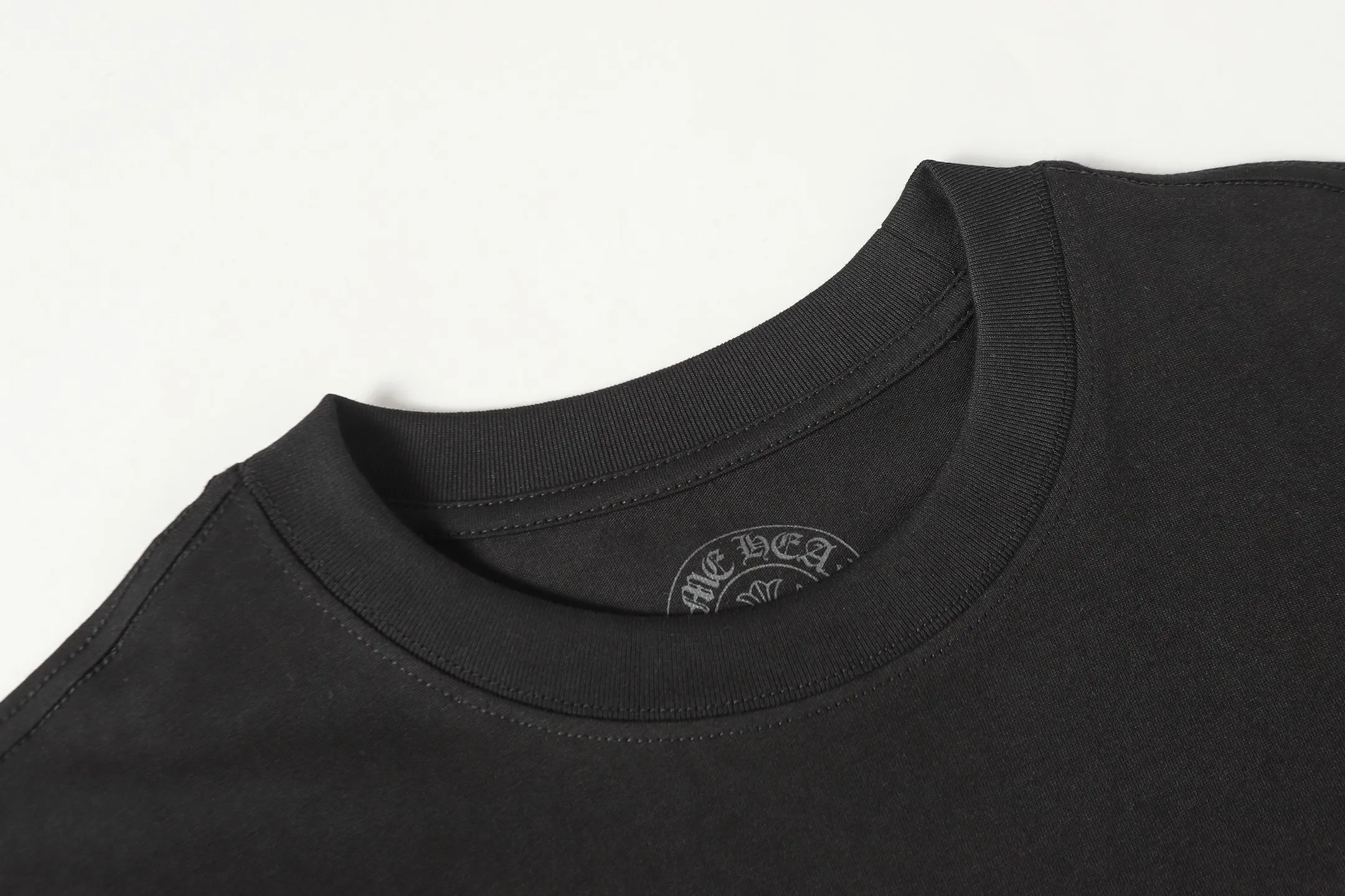P140 Cross-border model, please do not place an order if you are pursuing quality -Chrome Hearts/Chrome Hearts 24ss classic horseshoe print popular short-sleeved T-shirt -High weight, high density and high quality. The wool is soft, delicate and skin-friendly. It feels soft and silky. It has excellent warmth and skin-friendly properties. -Customized weaving and dyeing, no color difference. No matter the fabric or workmanship details, it beats the ordinary version on the market. -Colour: black white -Size: S M L XL